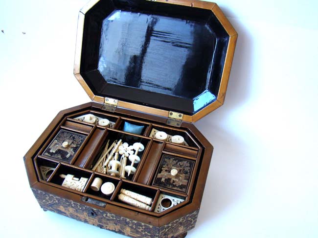 A beautiful 19th century Chinese black lacquer and gold sewing box circa 1860 — image 4